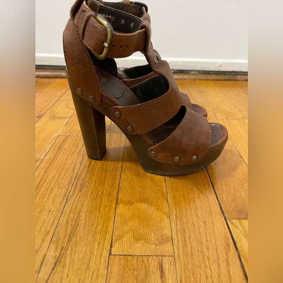 Stuart Weitzman Leather Gladiator Sandal - Picture 2 of 4